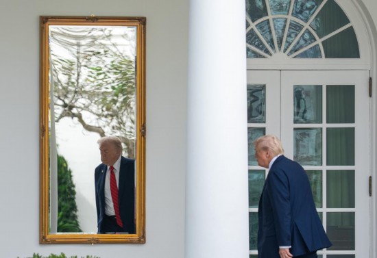 10月10日,在美国首都华盛顿,美国总统特朗普返回白宫。新华社记者胡友松摄