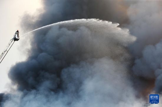 10月18日，消防员在孟加拉国达卡哈兹拉特·沙贾拉尔国际机场灭火。新华社发（哈比卜·拉赫曼摄）