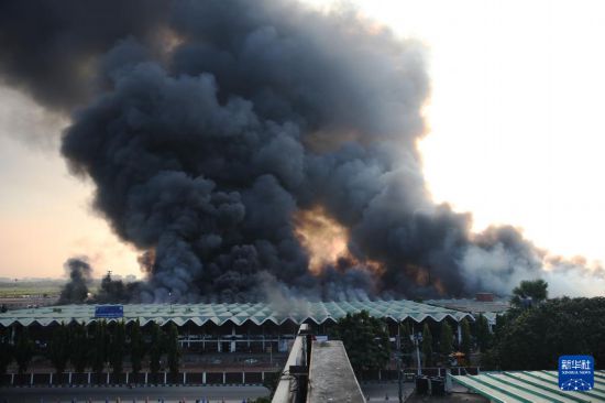10月18日，孟加拉国达卡哈兹拉特·沙贾拉尔国际机场货站起火产生浓烟。新华社发（哈比卜·拉赫曼摄）