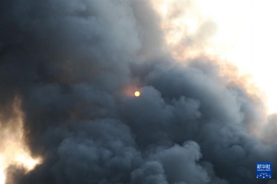 这是10月18日在孟加拉国达卡拍摄的哈兹拉特·沙贾拉尔国际机场货站起火产生的浓烟。新华社发（哈比卜·拉赫曼摄）