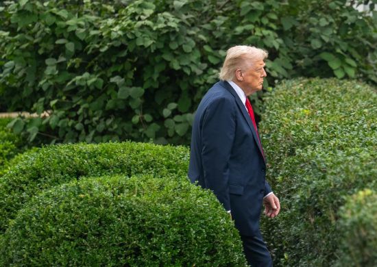 9月30日,在美国首都华盛顿白宫,美国总统特朗普走在白宫玫瑰园。新华社记者 胡友松 摄