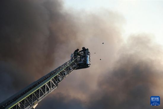 10月18日，消防员在孟加拉国达卡哈兹拉特·沙贾拉尔国际机场灭火。新华社发（哈比卜·拉赫曼摄）