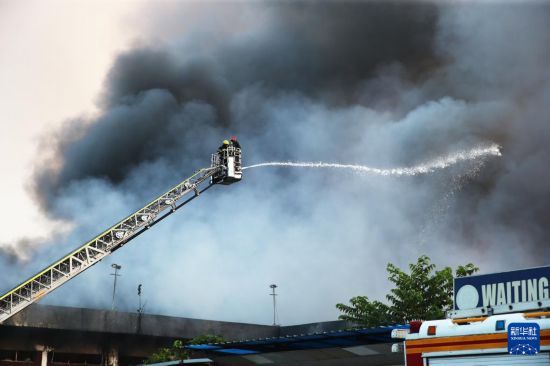 10月18日，消防员在孟加拉国达卡哈兹拉特·沙贾拉尔国际机场灭火。新华社发（哈比卜·拉赫曼摄）