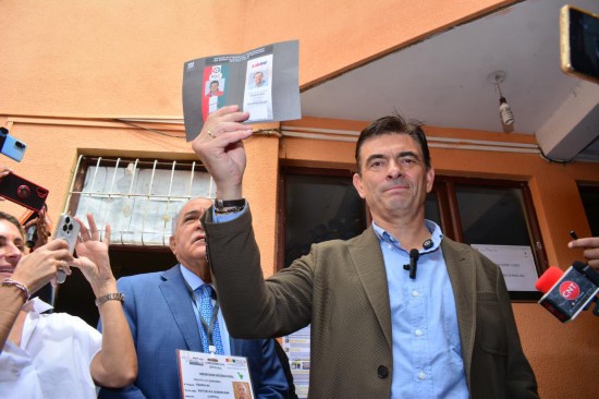 10月19日,在玻利维亚塔里哈,基督教民主党候选人罗德里戈·帕斯·佩雷拉在一处投票点展示手中选票。新华社发(雷纳尔多·巴尔加斯摄)