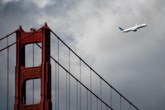 10月11日,一架美联航飞机在美国旧金山舰队周活动上进行飞行表演。新华社发(朱子于摄)