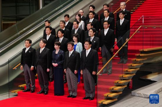 　　10月21日，日本首相高市早苗（前排中）在东京的首相官邸率阁僚合影。新华社记者 贾浩成 摄