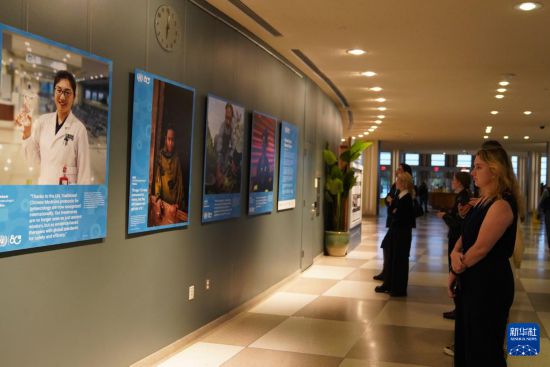 　　10月20日，在位于纽约的联合国总部，人们参观“共栖生命，共享未来”庆祝联合国成立80周年全球图片展。新华社记者 张凤国 摄