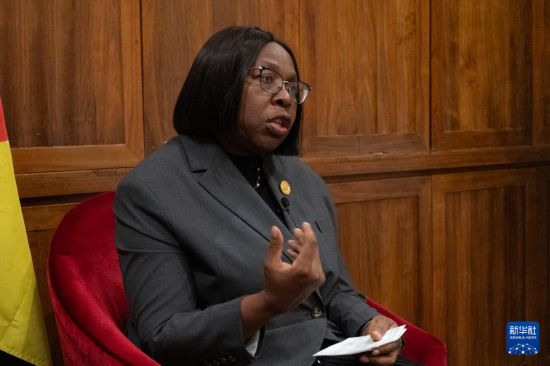 10月14日,莫桑比克总理莱维在北京出席全球妇女峰会期间接受采访。新华社记者 赵望轩 摄