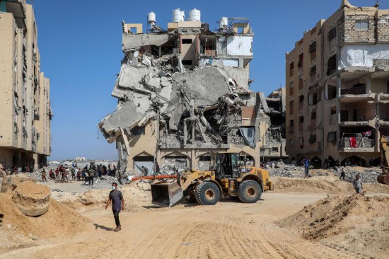 　　10月17日，司机驾驶装载机在加沙地带汗尤尼斯清理街道，搜寻遇难者。新华社发（里泽克·阿卜杜勒贾瓦德摄）