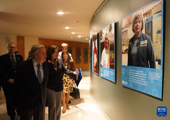 　　10月20日，在位于纽约的联合国总部，联合国秘书长古特雷斯（前）参观“共栖生命，共享未来”庆祝联合国成立80周年全球图片展。新华社记者 张凤国 摄