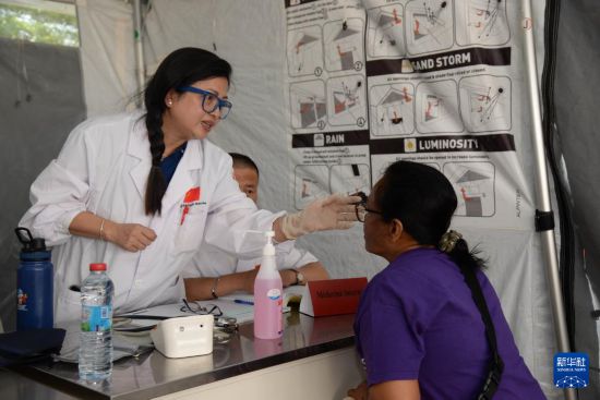 10月21日，在马达加斯加塔那那利佛北郊的阿努西亚拉医院，第24批中国援马达加斯加医疗队队员为当地民众义诊。新华社发（西塔卡·拉乔纳里松摄）
