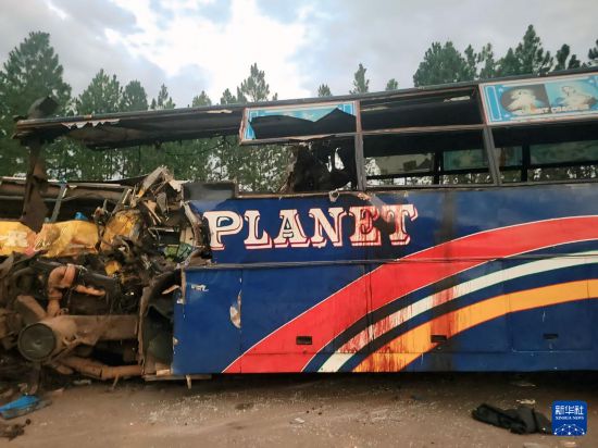 这是10月22日在乌干达西部基里扬东戈地区拍摄的重大交通事故现场。新华社发(杜拉·艾哈迈德 摄)