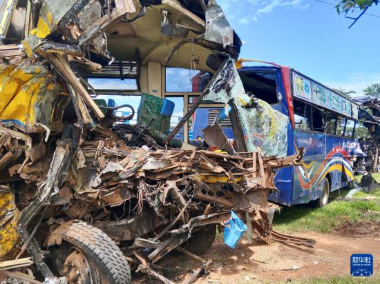 这是10月22日在乌干达西部基里扬东戈地区拍摄的重大交通事故现场。新华社发(杜拉·艾哈迈德 摄)