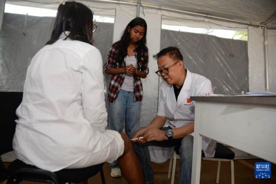 10月21日，在马达加斯加塔那那利佛北郊的阿努西亚拉医院，第24批中国援马达加斯加医疗队队员为当地民众义诊。新华社发（西塔卡·拉乔纳里松摄）