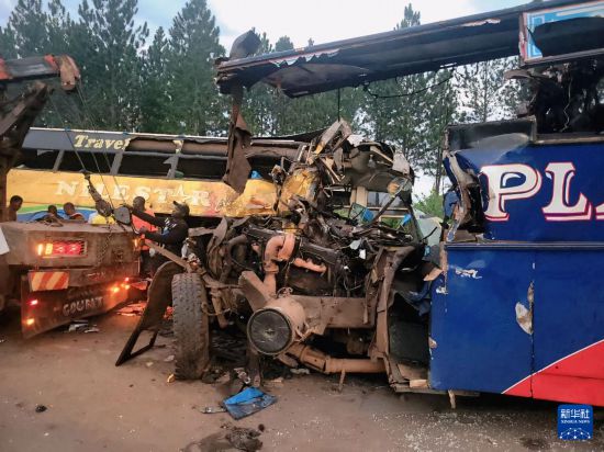 这是10月22日在乌干达西部基里扬东戈地区拍摄的重大交通事故现场。新华社发(杜拉·艾哈迈德 摄)