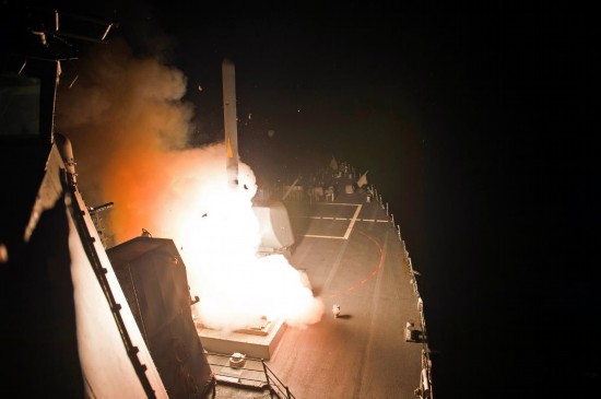 这张由美国海军发布的照片显示，2014年9月23日，在阿拉伯湾的美军导弹驱逐舰发射“战斧”导弹。新华社/美联