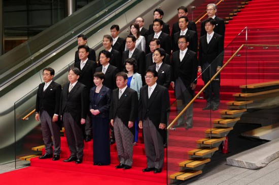 10月21日,日本首相高市早苗(前排中)在东京的首相官邸率阁僚合影。新华社记者贾浩成摄