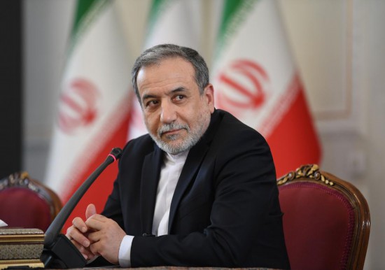 10月5日,在伊朗首都德黑兰,伊朗外交部长阿拉格齐出席记者会。新华社记者沙达提摄