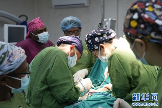 莫尔兹比港,2025年10月14日,重庆大学附属肿瘤医院乳腺肿瘤中心主任曾晓华教授(前左二)在莫尔兹比港总医院为病人做手术。易若曈 摄