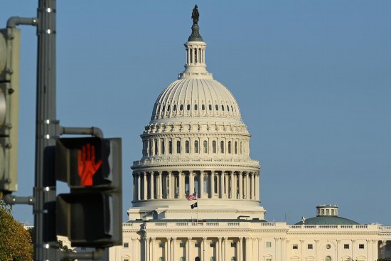 这是10月21日在美国华盛顿拍摄的国会大厦和交通信号灯。新华社记者李睿摄