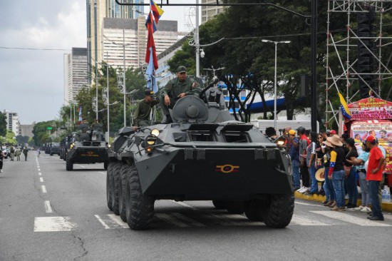 9月23日,在委内瑞拉首都加拉加斯,参加游行的装甲车辆列队行进。新华社发(马科斯·萨尔加多摄)