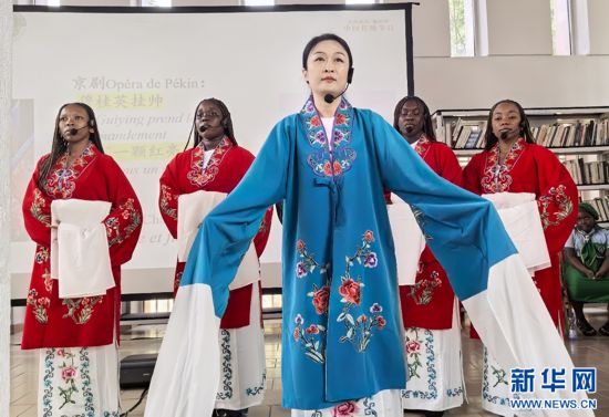 王会民医生带领孔院学子演唱京剧。