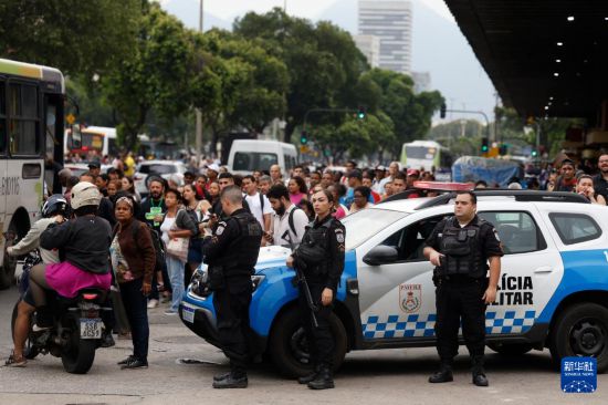 10月28日,巴西警方在里约热内卢展开针对黑帮“红色司令部”的大规模剿匪行动,军警在街头维持秩序。新华社/巴西通讯社