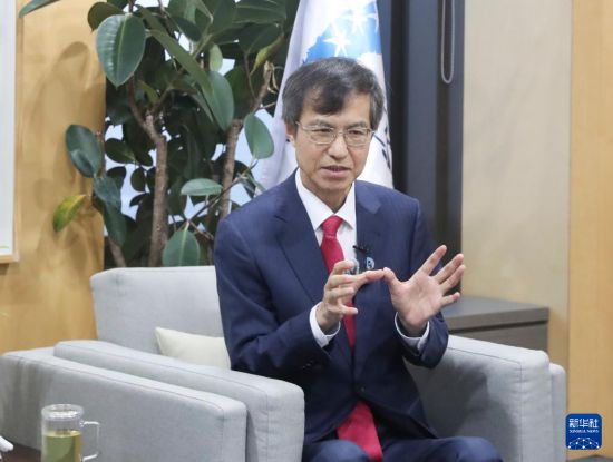 10月10日,中日韩合作秘书处秘书长李熙燮接受新华社记者专访。新华社记者 姚琪琳 摄
