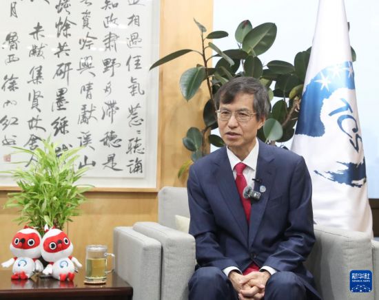 10月10日,中日韩合作秘书处秘书长李熙燮接受新华社记者专访。新华社记者 姚琪琳 摄