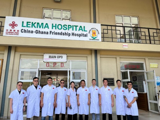 5月5日，第14批中国援加纳医疗队成员在加纳首都阿克拉的中加友好医院合影。新华社发（第14批中国援加纳医疗队供图）