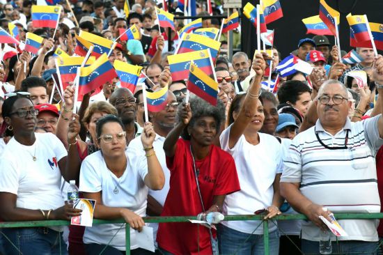 10月17日,在古巴首都哈瓦那,古巴民众挥舞旗帜参加集会。新华社发(华金·埃尔南德斯摄)