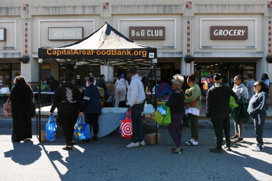 10月21日,在美国马里兰州海厄茨维尔市,联邦雇员排队登记领取免费食品。新华社记者李睿摄