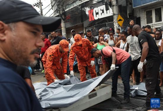 10月29日,在巴西里约热内卢的佩尼亚社区,救援人员将被击毙的犯罪嫌疑人遗体运离。新华社发(克劳迪娅·马尔提尼摄)