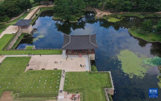 这是9月21日拍摄的韩国庆州景点东宫和月池（无人机照片）。新华社记者 姚琪琳 摄