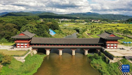 这是9月20日拍摄的韩国庆州地标建筑月精桥（无人机照片）。新华社记者 姚琪琳 摄