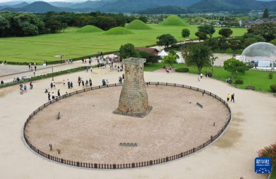 这是9月21日在韩国庆州拍摄的地标性古迹瞻星台（无人机照片）。新华社记者 姚琪琳 摄