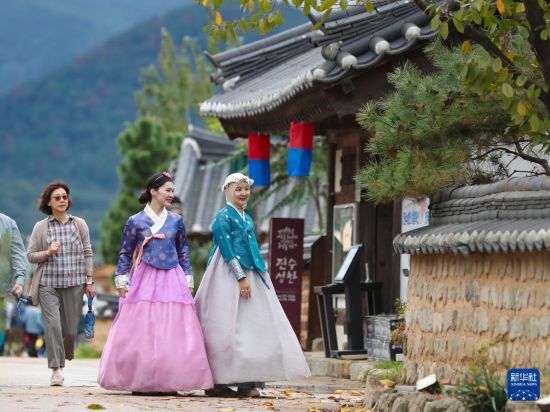 10月16日，游客参观韩国庆州的景区校村。新华社记者 姚琪琳 摄