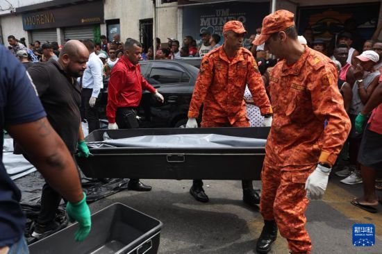 10月29日,在巴西里约热内卢的佩尼亚社区,救援人员将被击毙的犯罪嫌疑人遗体运离。新华社发(克劳迪娅·马尔提尼摄)