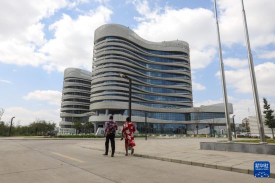 这是11月3日在埃塞俄比亚首都亚的斯亚贝巴拍摄的非洲疾控中心总部大楼。新华社发(迈克尔·特韦尔德摄)