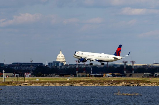 11月1日,一架飞机降落在美国弗吉尼亚州阿灵顿的里根国家机场。新华社记者胡友松摄