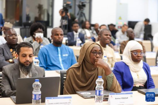 11月3日,在埃塞俄比亚首都亚的斯亚贝巴,来自中非双方政府和卫生领域的专家以及16个非洲国家的30名学员在非洲疾病预防控制中心总部参加由中国疾病预防控制中心主办的实验室技术海外培训班开班仪式。新华社发(迈克尔·特韦尔德摄)