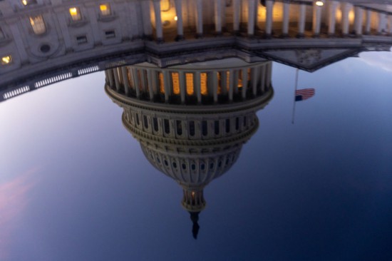 11月5日,在美国首都华盛顿拍摄的国会大厦倒影。 新华社记者 胡友松 摄