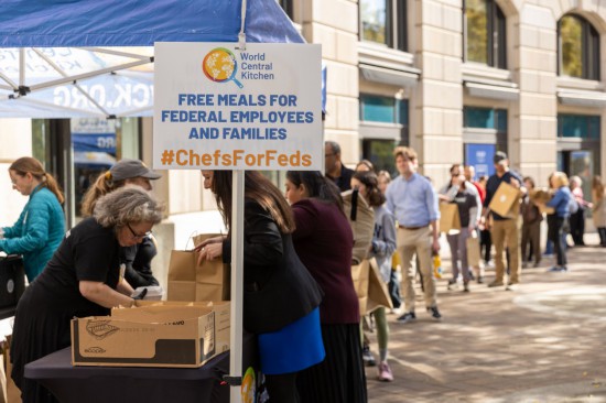 11月5日,在美国首都华盛顿,联邦雇员排队领取免费食品。 新华社记者 胡友松 摄