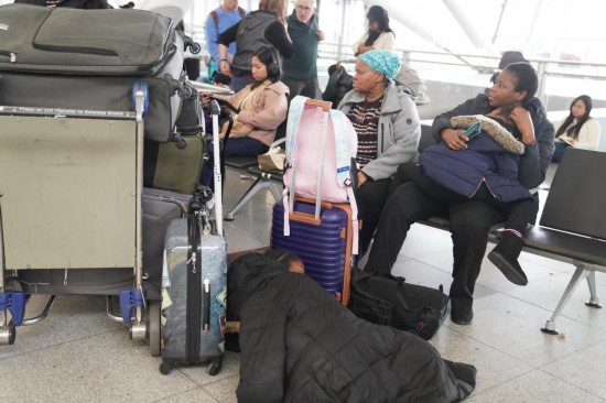 11月5日,在美国纽约肯尼迪国际机场,乘客等候值机。新华社记者张凤国摄
