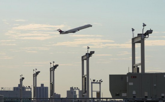 11月5日,一架客机从美国纽约肯尼迪国际机场起飞。 新华社记者 张凤国 摄