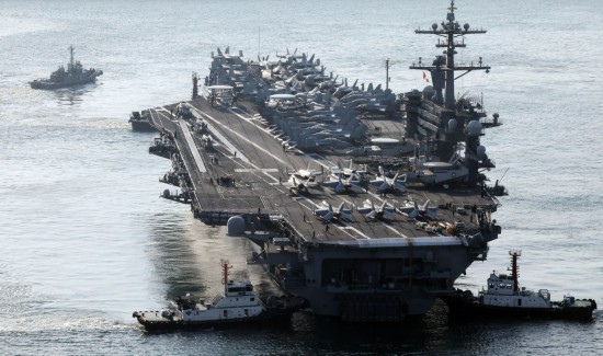 11月5日,美国核动力航母“乔治·华盛顿”号抵达韩国釜山港。 新华社/纽西斯通讯社