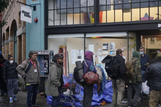 11月5日清晨,在美国波特兰的深秋寒意中,无家可归者排队等待领取救助物品。 新华社记者 吴晓凌 摄