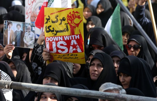 就在11月4日,伊朗包括首都德黑兰在内的多地民众举行集会,谴责美国霸权和以色列的侵略行为。 新华社发