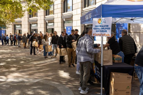 11月5日,在美国首都华盛顿,联邦雇员排队领取免费食物。新华社记者胡友松摄