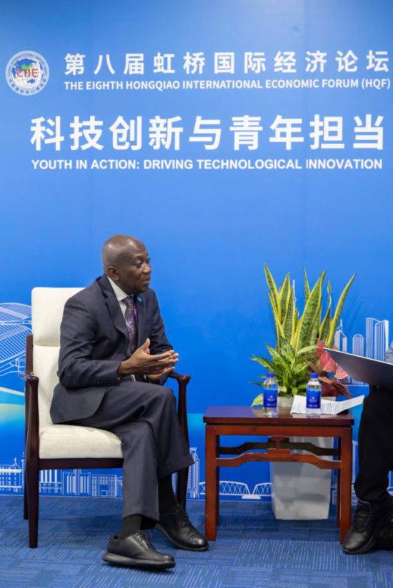 11月6日，联合国儿童基金会全球项目主任乔治·拉里亚-阿杰伊在上海参加进博会期间接受新华社采访。新华社记者 王翔 摄